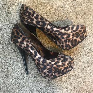 Leopard high heeled shoes